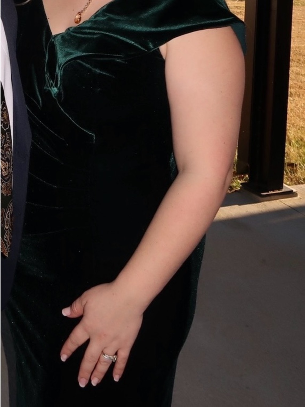 Elegant Off-Shoulder Velvet Evening Dress in Deep Green - Picture 4 of 4